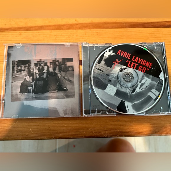 Autographed Avril Lavigne. Let Go CD - Picture 4 of 5